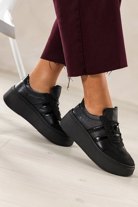 Czarne sneakersy skórzane damskie buty sportowe na platformie lakierowane wstawki sznurowane PRODUKT POLSKI Casu 5967
