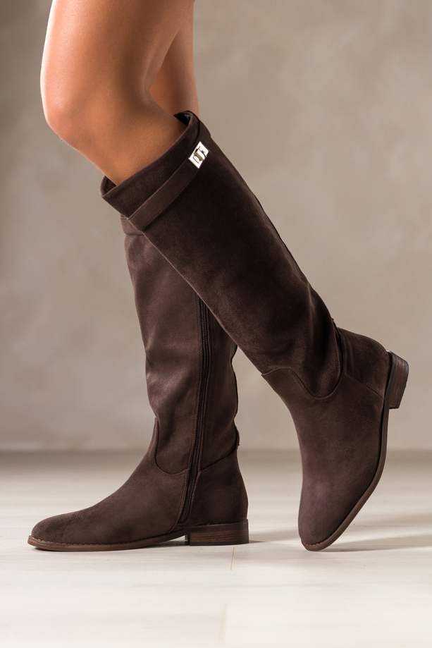 Czekoladowe kozaki damskie przed kolano na cholewce pasek z ozdobą niski obcas klocek Casu 11-7