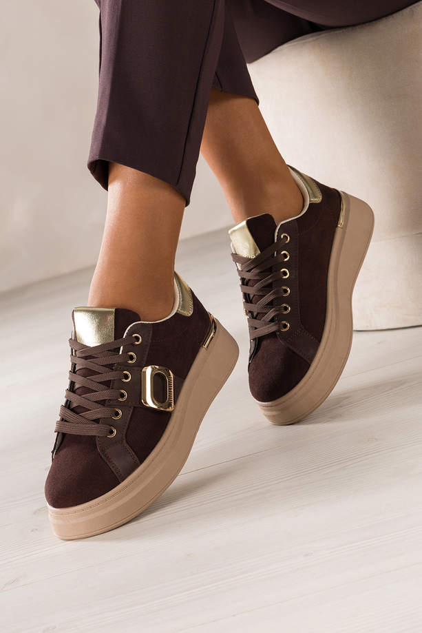 Brązowe sneakersy damskie buty sportowe na platformie ze złotą ozdobą sznurowane Carla TY983
