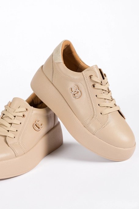 Beżowe sneakersy skórzane damskie creepersy na platformie złota ozdoba z cyrkoniami na cholewce sznurowane Carla 2339