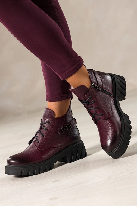 Bordowe botki skórzane damskie na bieżnikowanej platformie wycięta cholewka stalowa ozdoba sznurowane PRODUKT POLSKI Casu 39516
