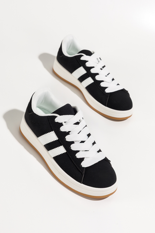 Czarne sneakersy damskie buty sportowe na platformie sznurowane białe wstawki Casu 77632-1