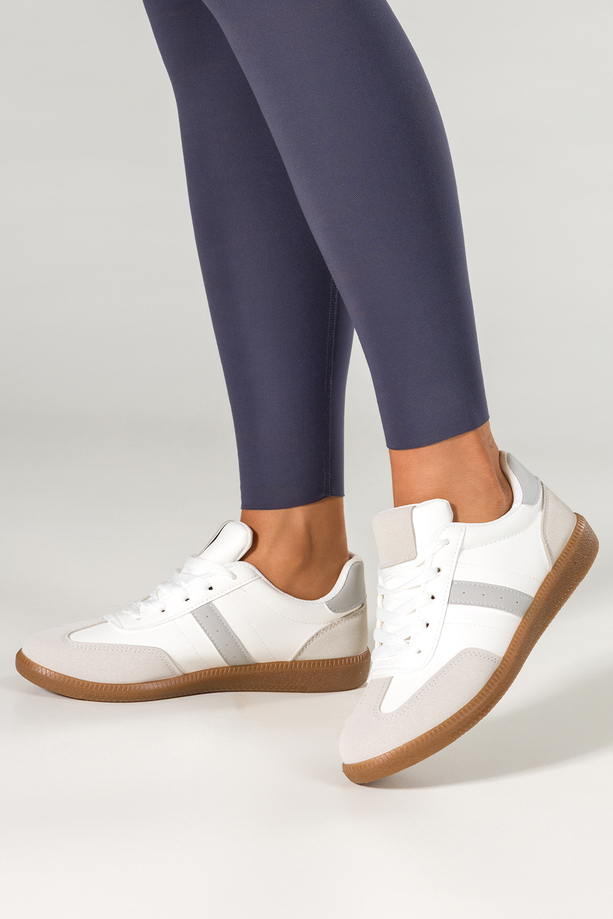 Białe sneakersy damskie buty sportowe na elastycznej płaskiej podeszwie sznurowane szare wstawki Casu H2460-3