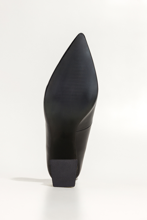 Czarne czółenka damskie na szerokim ozdobnym klocku ze złotymi akcentami Carla N476K