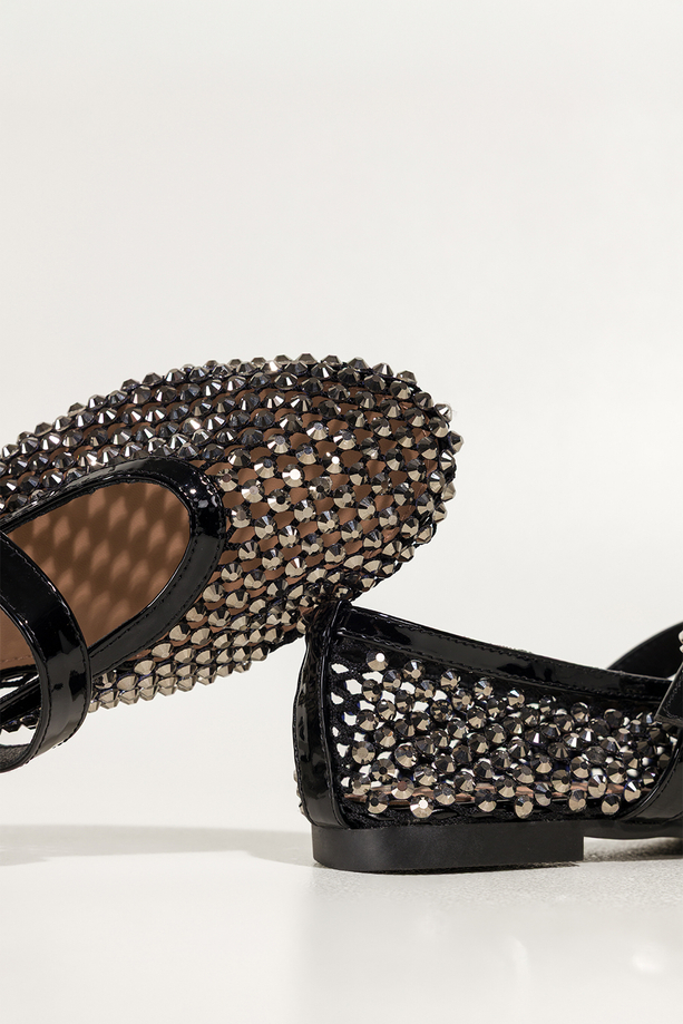 Czarne baleriny damskie Mary Jane z paskiem ażurowa cholewka z błyszczącymi ćwiekami Carla 7783