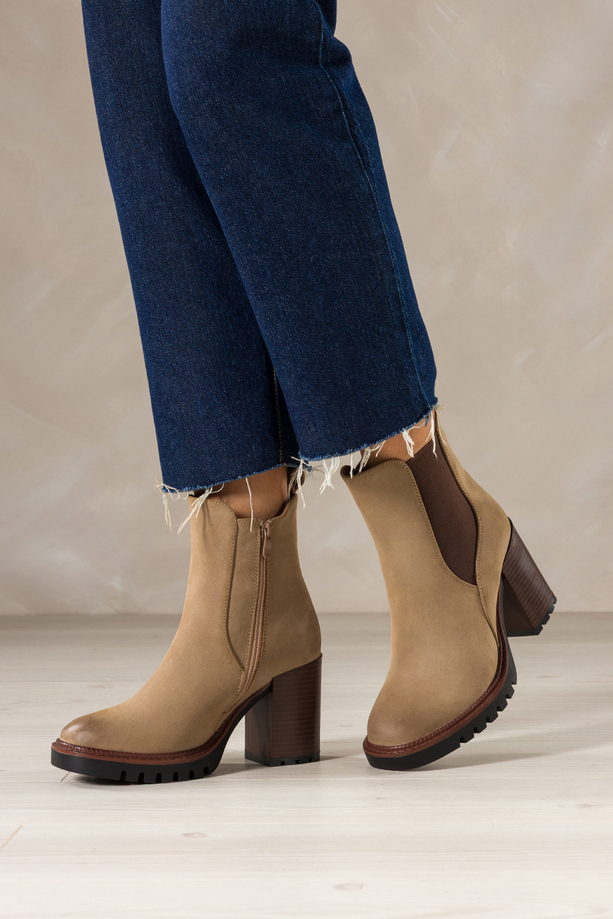 Beżowe botki damskie na szerokim słupku brązowa guma w cholewce Carla N260