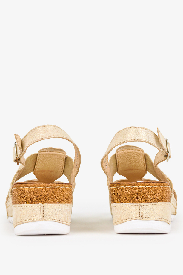 Złote sandały błyszczące na koturnie z gumką polska skóra Casu 0622