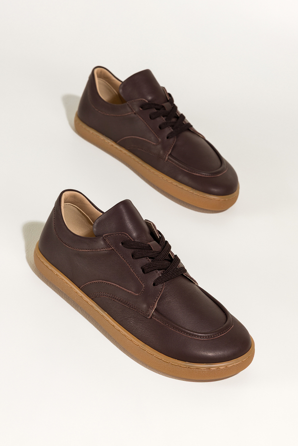 Czekoladowe półbuty barefoot skórzane damskie szerokie na elastycznej płaskiej podeszwie cholewka z przeszyciami czekoladowe sznurówki PRODUKT POLSKI Casu M8669