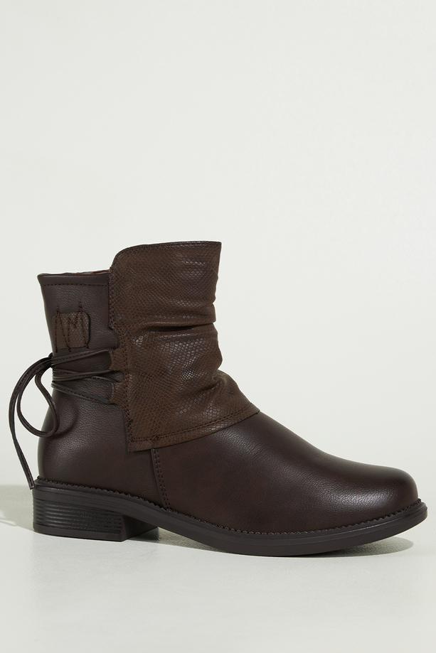 Czekoladowe botki damskie niski szeroki obcas marszczona cholewka z ozdobnym wiązaniem Casu 72414-7