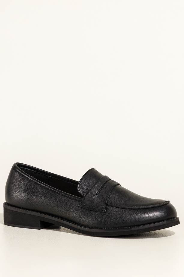 Czarne mokasyny skórzane damskie Sergio Leone na niskim szerokim obcasie ozdobny pasek na cholewce NP74887-H