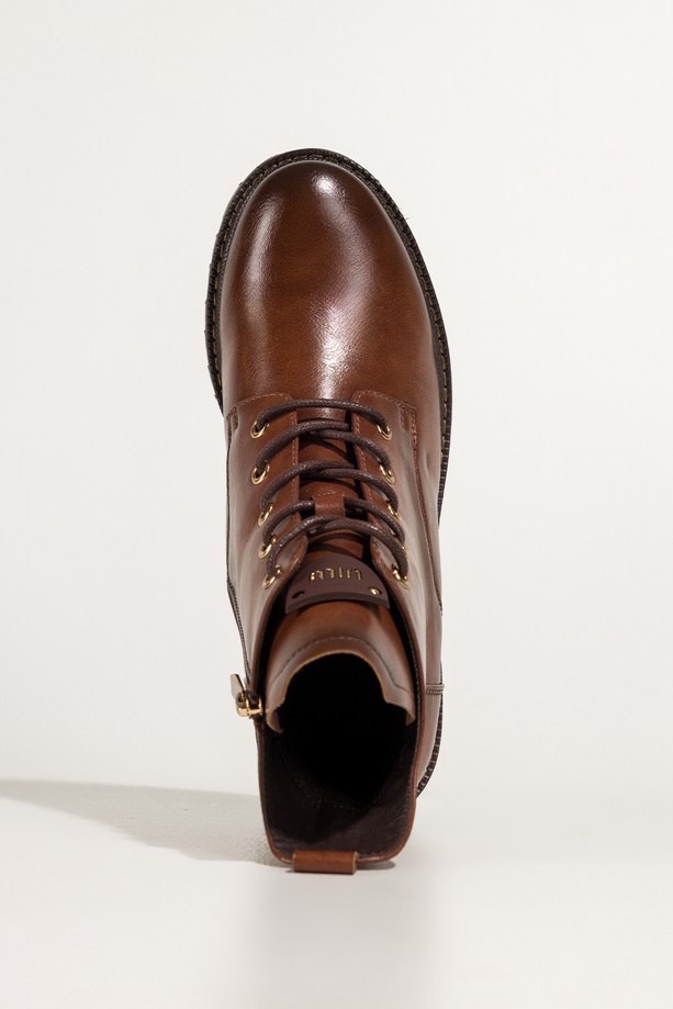 Brązowe botki damskie z wyciętą cholewką na bieżnikowanej podeszwie brązowa ozdoba na języku Casu CB340-7