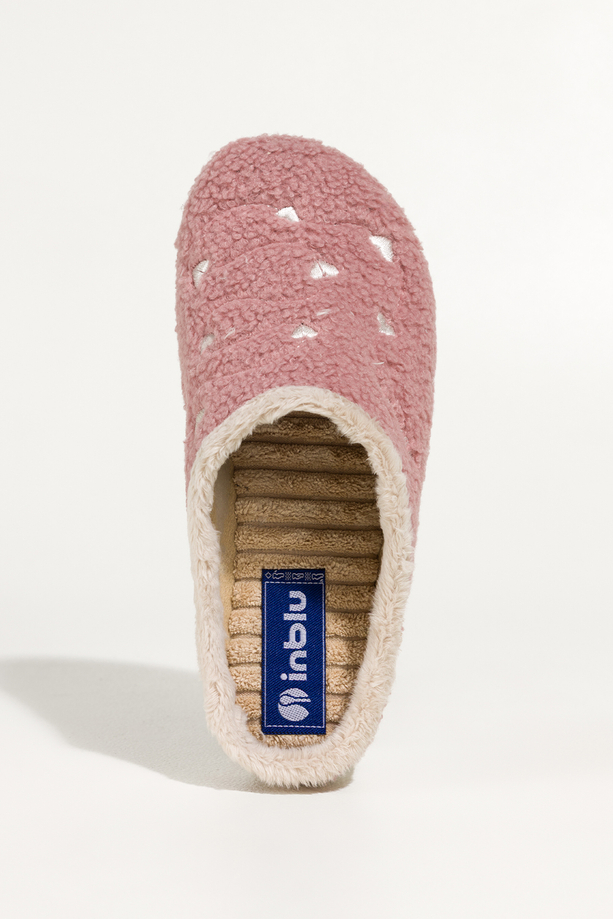Różowe kapcie damskie Inblu obuwie domowe z materiału typu baranek ozdobione sercami VG999966