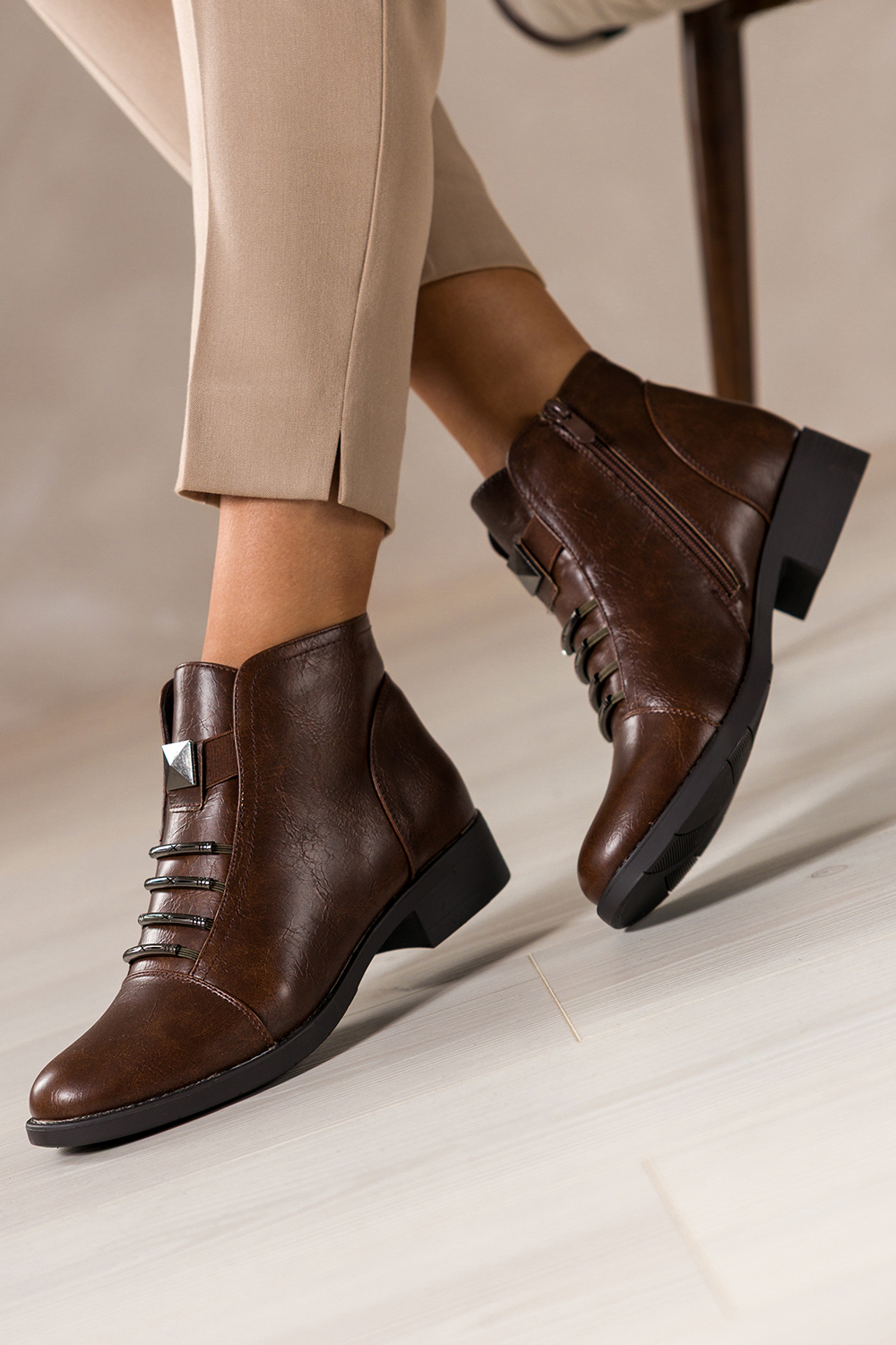 Brzowe botki damskie na szerokim niskim klocku stalowe ozdoby Carla Y-6-8636