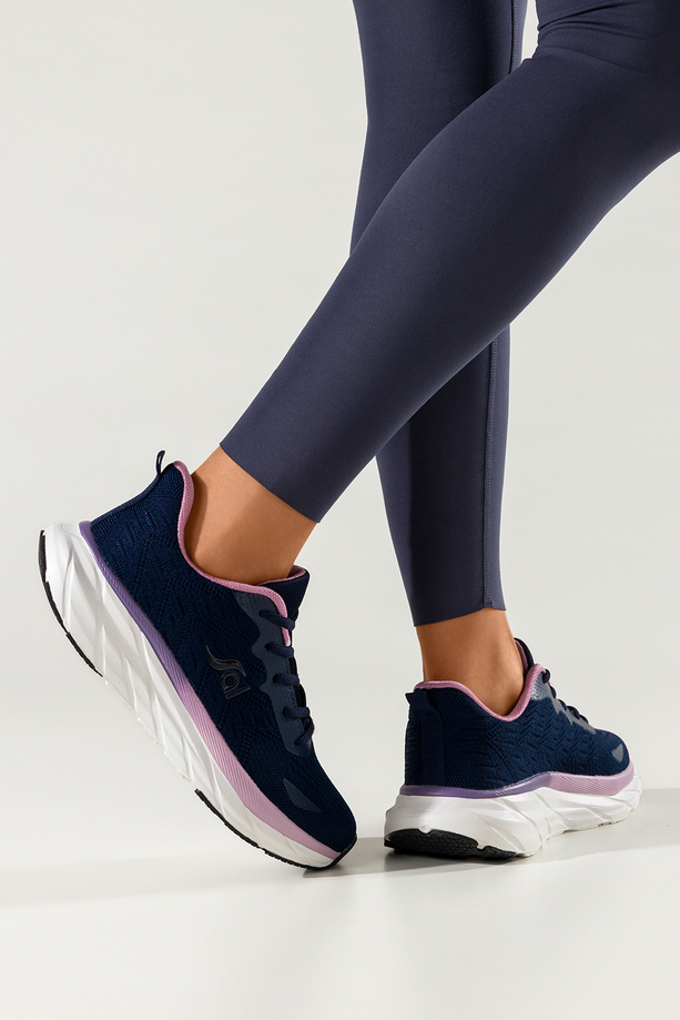 Granatowe sneakersy damskie buty sportowe z perforacją na białej żłobionej platformie fioletowe wstawki sznurowane Carla QP-0618-5