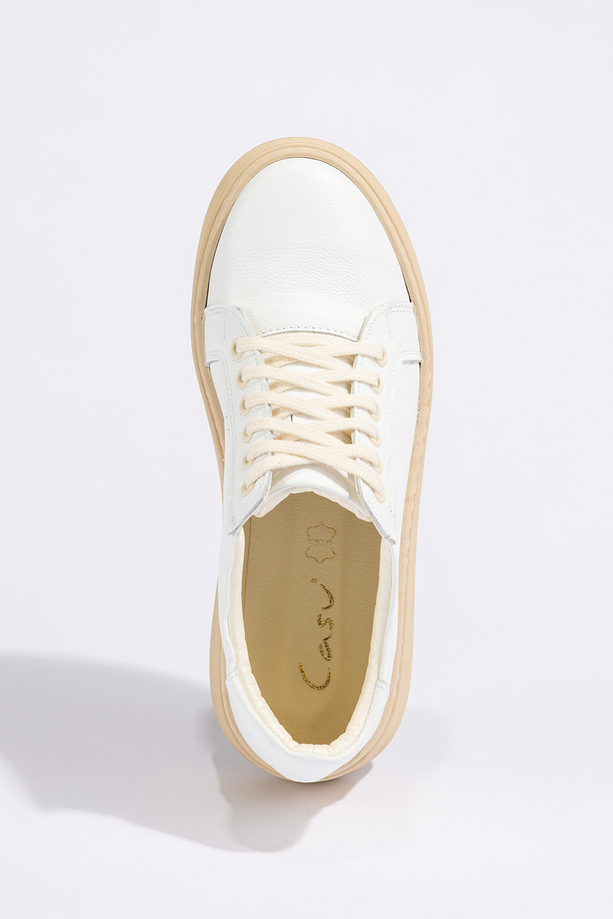 Białe sneakersy skórzane damskie creepersy sznurowane na beżowej platformie PRODUKT POLSKI Casu 516