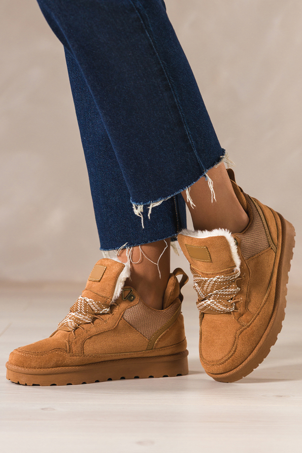 Camelowe sneakersy damskie z futerkiem na bieżnikowanej platformie ozdobne sznurówki z wzorem Casu 22337-7