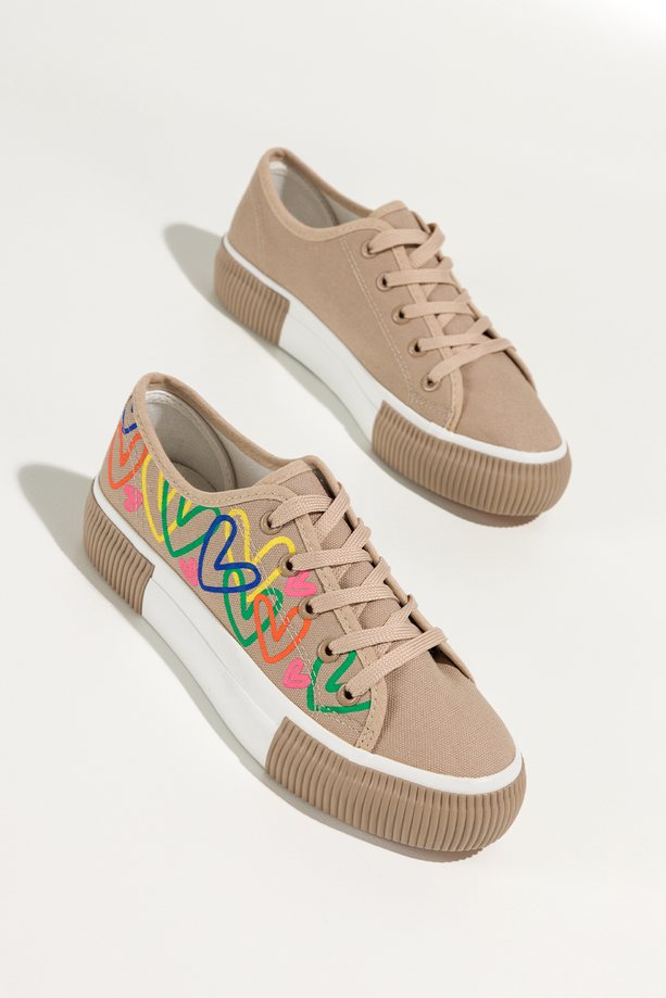 Beżowe trampki damskie sneakersy z kolorowymi sercami na platformie sznurowane Carla QY853-8