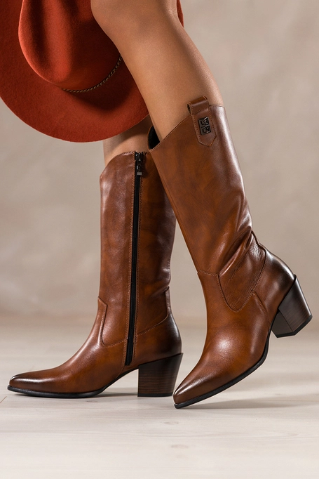 Brązowe kozaki skórzane damskie kowbojki na szerokim ściętym klocku stalowa ozdoba PRODUKT POLSKI Casu 29844