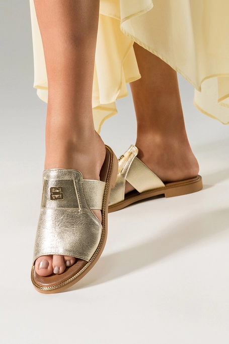 Złote klapki skórzane damskie na ozdobnej płaskiej podeszwie złota ozdoba PRODUKT POLSKI Casu 40423