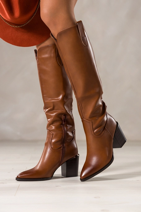 Camelowe kozaki damskie na ozdobnym słupku wycięta cholewka Casu D766-82