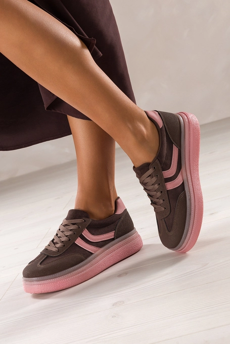 Brązowe sneakersy damskie buty sportowe na różowej platformie różowe wstawki sznurowane Carla 1000