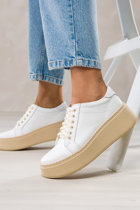 Białe sneakersy skórzane damskie creepersy sznurowane na beżowej platformie PRODUKT POLSKI Casu 516