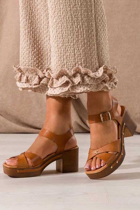 Brązowe sandały skórzane damskie lekkie szeroki obcas klocek paski na krzyż z ozdobą cyrkonie PRODUKT POLSKI Casu 1082