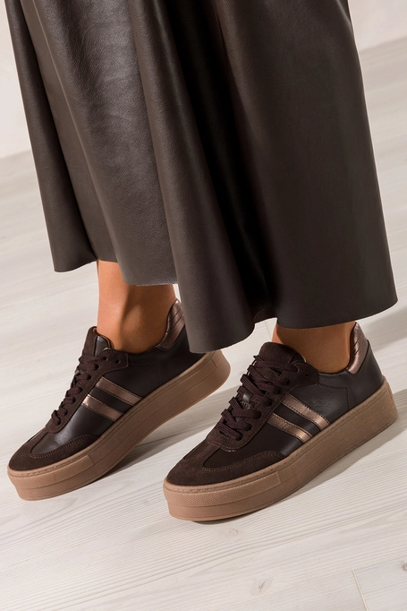 Czekoladowe sneakersy skórzane damskie buty sportowe na platformie z miedzianymi wstawkami sznurowane PRODUKT POLSKI Casu N1068S2