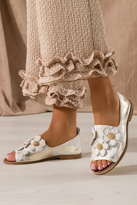 Złote sandały skórzane damskie przecierane zabudowane z kwiatami PRODUKT POLSKI Casu 3057-004