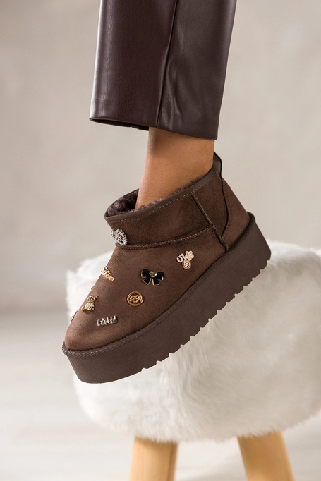 Brązowe śniegowce mukluki damskie na żłobionej platformie cholewka ze złotymi i srebrnymi ozdobami Casu 3483