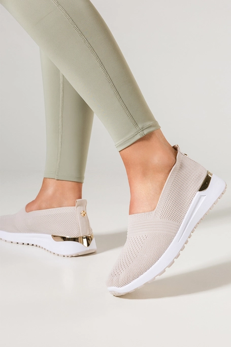 Beżowe sneakersy damskie buty sportowe wsuwane na elastycznej podeszwie złote dodatki Carla  KB210-8