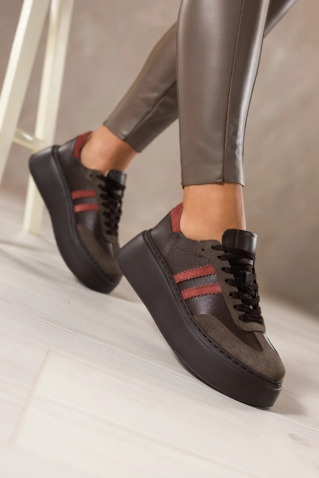 Czekoladowe sneakersy skórzane damskie buty sportowe na platformie z rudymi wstawkami sznurowane PRODUKT POLSKI Casu M8931H89