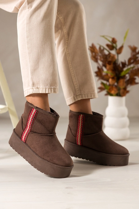 Czekoladowe śniegowce mukluki damskie na bieżnikowanej platformie z wzorzystą wstawką Casu XU-19