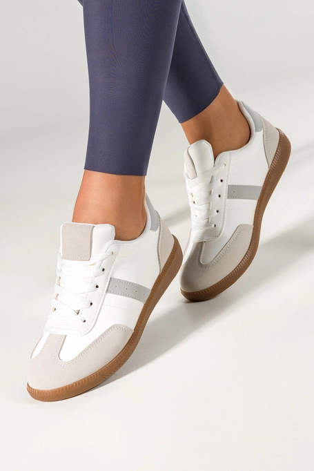 Białe sneakersy damskie buty sportowe na elastycznej płaskiej podeszwie sznurowane szare wstawki Casu H2460-3