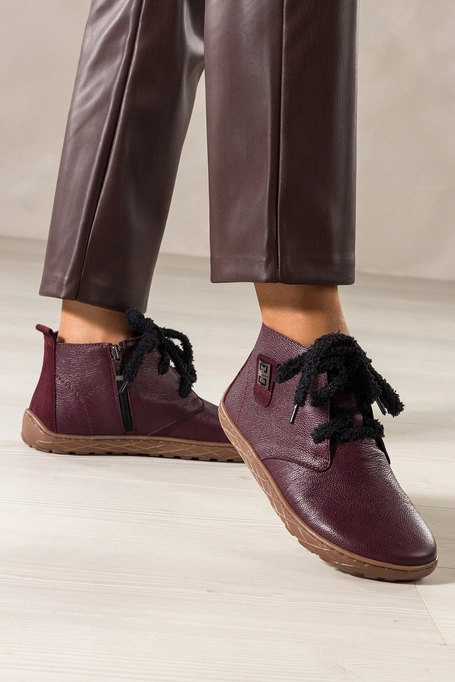 Bordowe botki barefoot skórzane damskie szerokie na elastycznej płaskiej podeszwie stalowa ozdoba puszyste sznurówki PRODUKT POLSKI Casu 69928