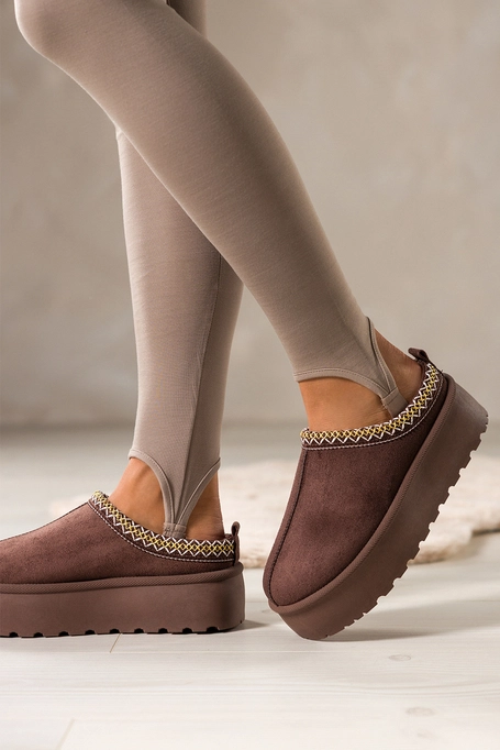 Czekoladowe kapcie damskie z futerkiem na platformie ozdobne obszycie Casu VE-492