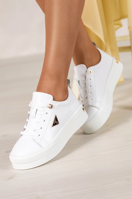 Białe sneakersy skórzane damskie creepersy na platformie złota ozdoba na cholewce sznurowane złote dodatki Carla 2311