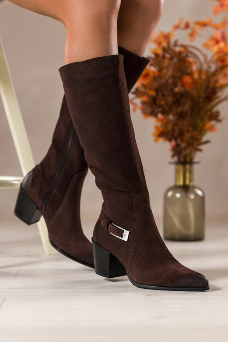 Czekoladowe kozaki skórzane damskie kowbojki na szerokim ściętym klocku pasek ze srebrną klamerką PRODUKT POLSKI Casu 29843