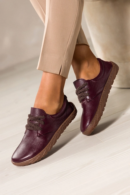 Bordowe buty barefoot skórzane damskie szerokie na elastycznej płaskiej podeszwie puszyste sznurówki PRODUKT POLSKI Casu 89811
