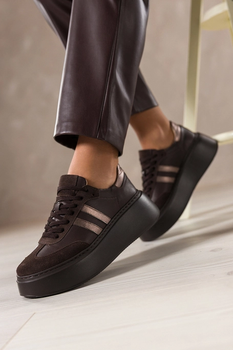 Czekoladowe sneakersy skórzane damskie buty sportowe na platformie z miedzianymi wstawkami sznurowane PRODUKT POLSKI Casu M8931H89