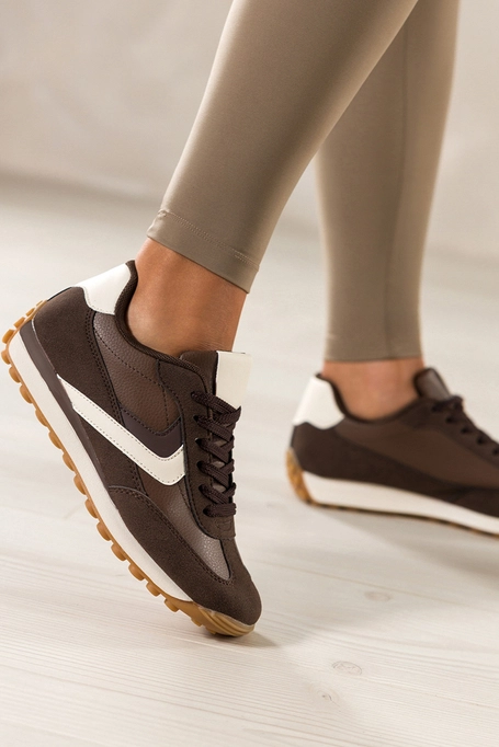 Czekoladowe sneakersy damskie buty sportowe na bieżnikowanej podeszwie sznurowane białe wstawki Casu WPY0178