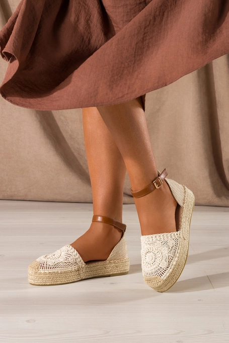 Beżowe sandały damskie espadryle plecione ażurowe na platformie z zakrytą piętą pasek wokół kostki Carla F205-2