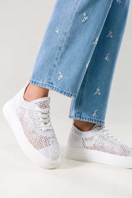 Białe sneakersy damskie creepersy koronkowe na platformie sznurowane Carla 6384-2