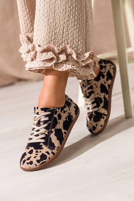 Beżowe buty barefoot skórzane damskie szerokie w czarne krowie łaty na elastycznej płaskiej podeszwie sznurowane PRODUKT POLSKI Casu N1120