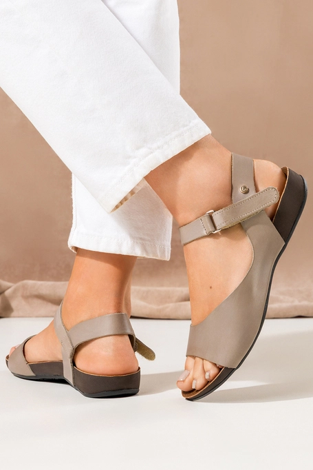 Beżowe sandały skórzane damskie płaskie na rzep PRODUKT POLSKI Casu 40252