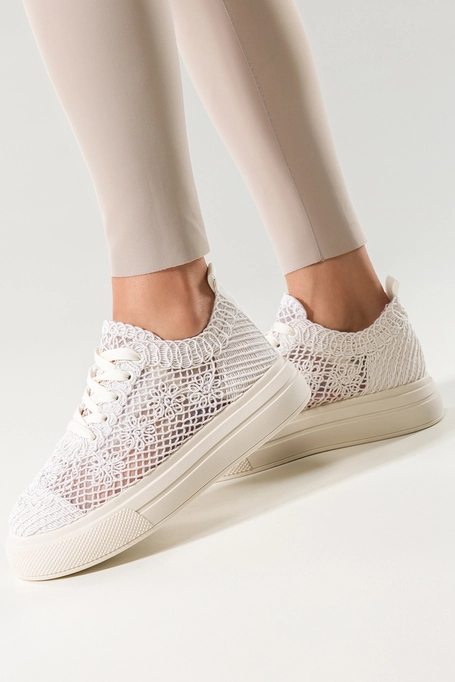 Kremowe sneakersy damskie creepersy koronkowe na platformie sznurowane Carla 6384-3