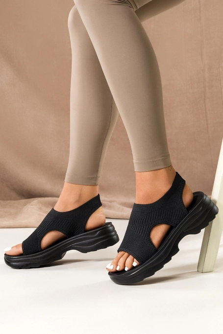 Czarne sandały damskie zabudowane z wycięciami na elastycznej platformie wsuwane Carla JK-9365-1