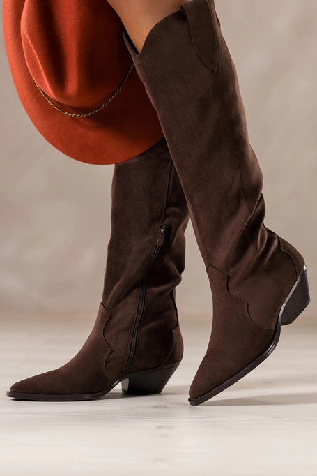 Czekoladowe kozaki damskie kowbojki z szeroką cholewką na ściętym klocku Casu 0361
