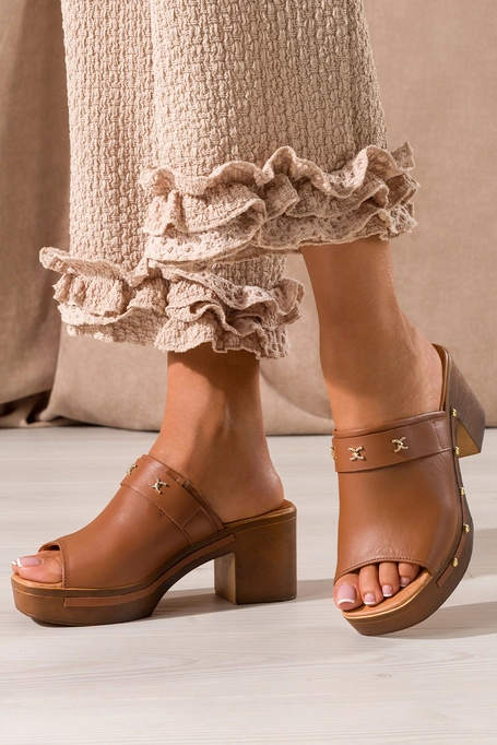 Brązowe klapki skórzane damskie lekkie zabudowane szeroki obcas klocek ozdoba z cyrkoniami PRODUKT POLSKI Casu  8919