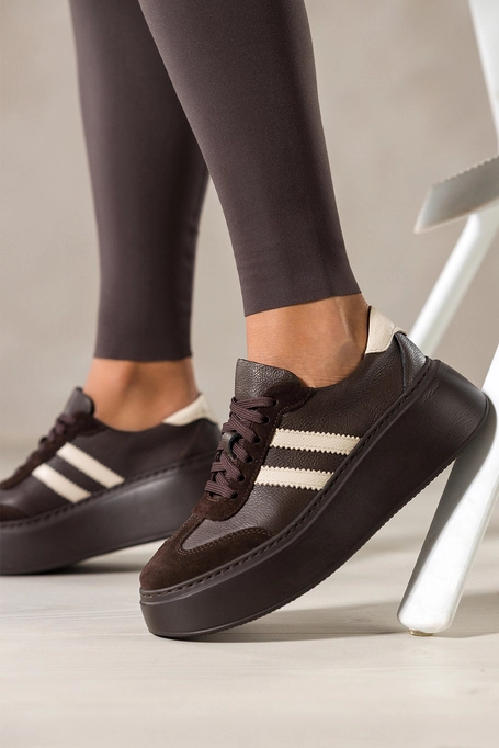 Czekoladowe sneakersy skórzane damskie buty sportowe na platformie beżowe wstawki sznurowane PRODUKT POLSKI Casu 7987